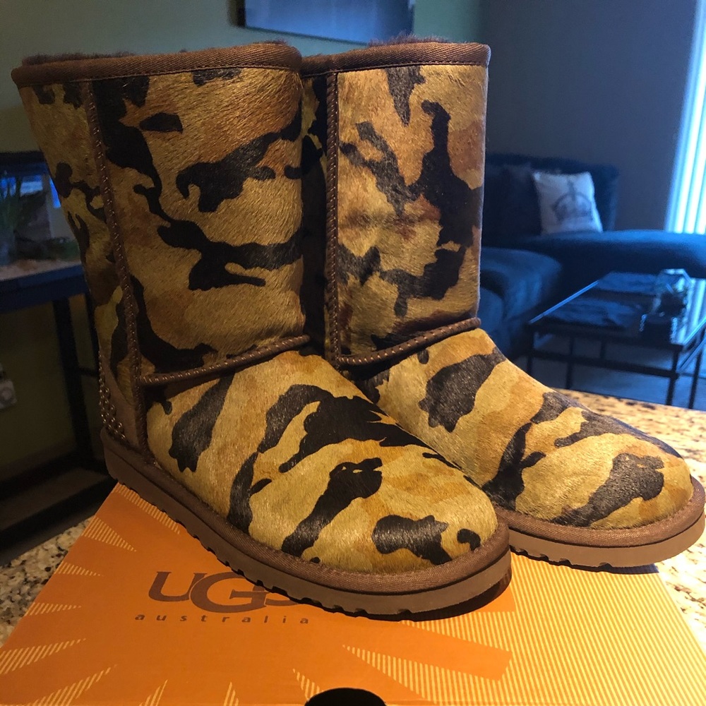 UGG Women’s Size 8 Camo Boots